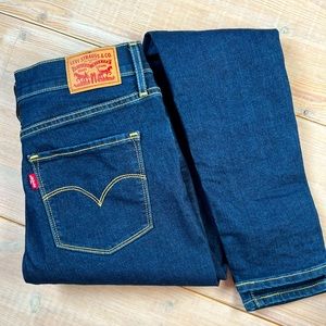 Dark blue Levis jeans